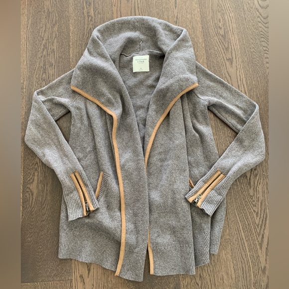 Abercrombie and Fitch cardigan size XS taupe colour - Picture 1 of 8